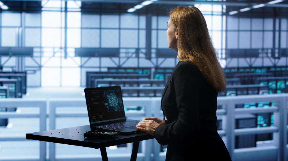 cybersecurity expert geeft advies aan mkb